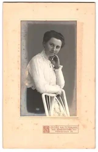 Fotografie Georg Haltermann, Eckernförde, Kielerstrasse 36, Portrait junge Dame in weisser Bluse und Rock