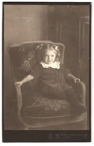 Fotografie Heinr. Krumminga, Lunden i. Holst., Portrait kleines Mädchen in hübscher Kleidung