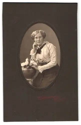 Fotografie W. Schölermann, Heide i. H., Markt 9, junge Dame in hübscher Bluse und Rock