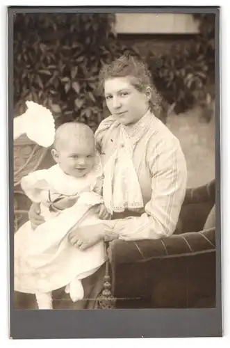 Fotografie Heinr. Meyer, Trier, Simeonstrasse 14, Portrait junge Dame in hübscher Bluse mit Kleinkind