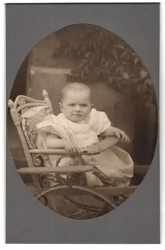 Fotografie Heinr. Meyer, Trier, Simeonstrasse 14, Portrait niedliches Kleinkind im hübschen Kleid