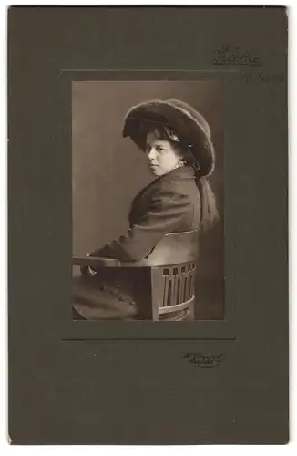 Fotografie H. Daniel, Crefeld, Portrait junge Dame in modischer Kleidung mit Hut