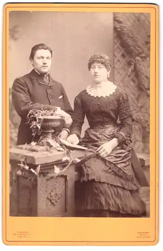 Fotografie R. Banks, Manchester, 73 Market St., Portrait Eheleute in modischen Kleidern