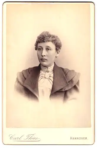 Fotografie Carl Thies, Hannover, Höltystr. 13, Portrait junge Frau mit lockiger Frisur in weisser Bluse mit Schleife