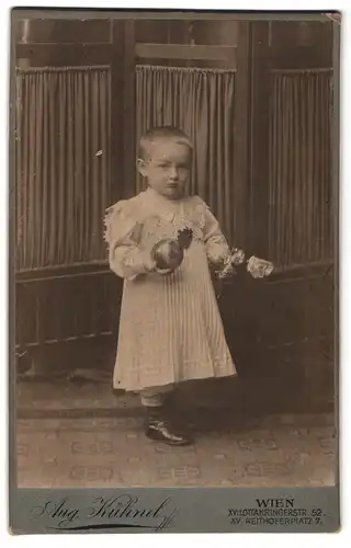 Fotografie Aug. Kühnel, Wien, Ottakringstr. 52, Portrait kleines Mädchen mit Spielzeug und Blumen