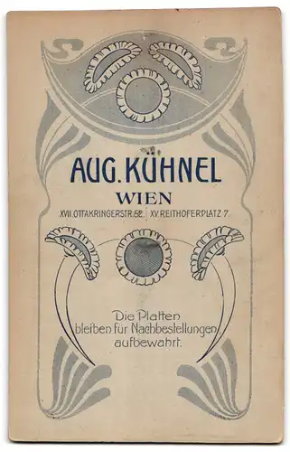 Fotografie Aug. Kühnel, Wien, Ottakringstr. 52, Portrait kleines Mädchen mit Spielzeug und Blumen