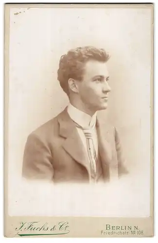 Fotografie J. Fuchs, Berlin, Friedrichstr. 108, Portrait junger Mann im Jacket mit Krawatte