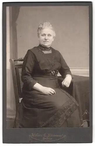 Fotografie Atelier C. Römmert, Helbra, Portrait Dame in schönem, schwarzem Kleid