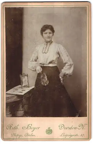 Fotografie Arth. Beyer, Dresden-N., Leipzigerstr. 87, Portrait junge Frau in schwarzem Rock mit kleinem Fächer