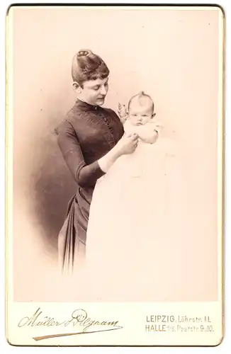 Fotografie Müller & Pilgram, Leipzig, Löhrstr. 11, Portrait junge Mutter mit Baby im Taufkleid