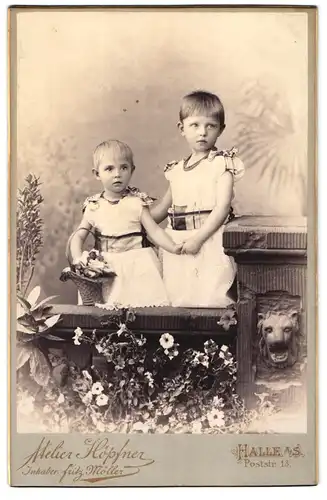 Fotografie Atelier Höpfner, Halle a/S, Poststr. 13, Portrait Mädchen in weissen Kleidern mit Blumenkorb