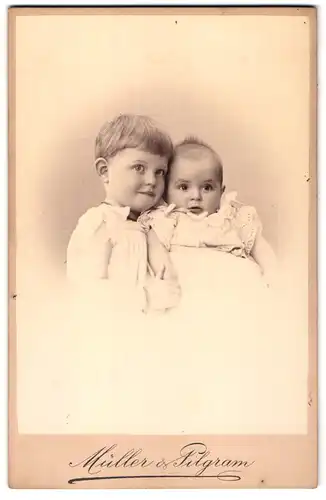 Fotografie Müller & Pilgram, Dresden, Halle a/S., Portrait niedliches Geschwisterpaar