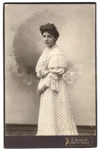 Fotografie R. Mueller, Görlitz, Mühlweg 10, Portrait Frau mit Hochsteckfrisur im langen Kleid