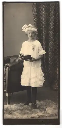 Fotografie Karl H. Georg, Bad Honnef, Junges Mädchen mit Blumenkranz im Haar und feinem Kleid