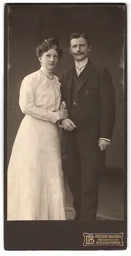 Fotografie Friedr. Baasch, Eckernförde, Brautpaar in Hochzeitskleidung Arm in Arm nebeneinander