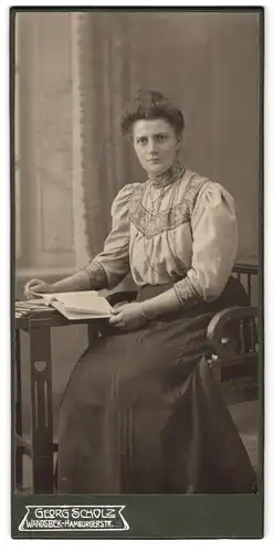 Fotografie Georg Scholz, Wandsbek, Hamburgerstrasse, Hübsche Dame in Trachtenkleid mit Buch in der Hand