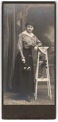 Fotografie Atelier Elegant, Berlin, Schönhauser Allee 114, Junge Frau mit lockiger zurückgesteckter Frisur mit Blumen