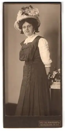 Fotografie Willy Zeiz, Neugersdorf i. Sa., Georgswalder-Str. 72, Frau in Trachtenkleid mit grossem Blumenhut
