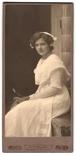 Fotografie E. Wolleschak, Weissenfels a. S., Promenade 33, Junge Frau mi lockigem Haar in langem feinen Kleid