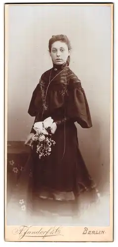 Fotografie A. Jandorf & Co., Berlin, Hübsche junge Frau in langem Trachtenkleid mit Blumenstrauss in der Hand