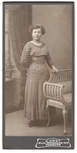 Fotografie J. Vogt, Hamburg, Röhrendamm 10, Elegante junge Frau mit modischer Frisur in feinem Kleid