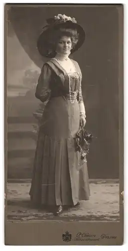 Fotografie P. Clasen, Dessau, Kavalierstrasse 16, Schöne Frau in feinem Kleid mit grossem Blumenhut und Halsschmuck