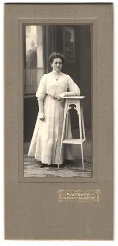 Fotografie A. Werner, La Chaux-de-Fonds, Junge Dame mit Hochsteckfrisur in einem feinen Kleid