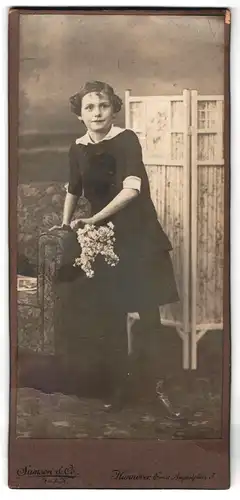 Fotografie Samson & Co., Hannover, Ernst-Augustplatz 5, Hübsches Mädchen mit lockigem Haar und Blumenstrauss