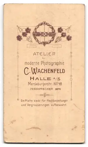 Fotografie C. Wachenfeld, Halle a. S., Merseburgerstr. 48, Hübsche junge Frau in langem Kleid mit Schleife im Haar