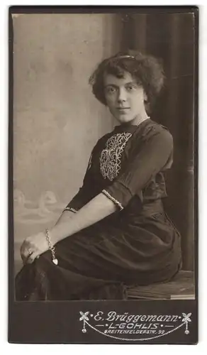 Fotografie E. Brüggemann, Gohlis, Breitenfelderstr. 99, Junge Frau mit Reifen im Haar und Handkette im Kleid