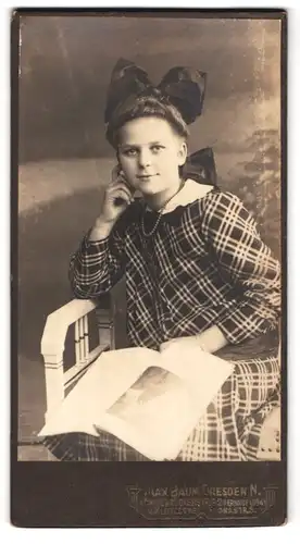 Fotografie Max Baum, Dresden, Königsbrückerstr. 62, Hübsches Mädchen im Kleid mit grosser Schleife im Haar