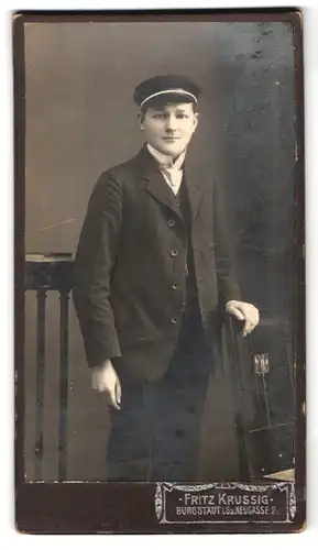 Fotografie Fritz Krussig, Burgstädt i. Sa., Neugasse 2, Junger Mann im Anzug mit Kappe