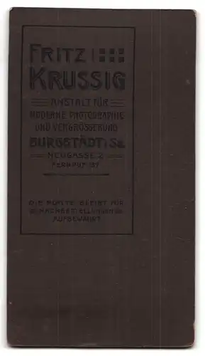 Fotografie Fritz Krussig, Burgstädt i. Sa., Neugasse 2, Junger Mann im Anzug mit Kappe
