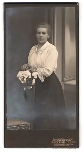 Fotografie Bruno Rudolph, Rosswein i. Sa., Brückenplatz 41, Hübsche Frau mit hochgesteckten Haaren und Blumenstrauss
