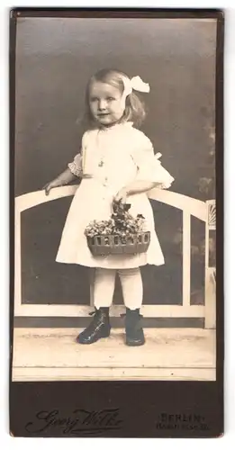 Fotografie Georg Wilke, Berlin, Badstrasse 36, Süsses Mädchen trägt Blumenkorb und hat Schleife im Haar