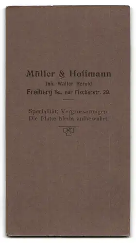 Fotografie Müller & Hoffmann, Freiberg i. Sa., Fischerstr. 29, Eleganter Herr im Anzug raucht eine Zigarette