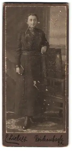 Fotografie E. Liebelt, Reichenbach, Junge Frau in langem Kleid mit zurückgestecktem Haar