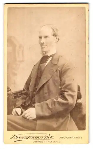 Fotografie Brown Barnes & Bell, London, 222 & 220 Regent St., Portrait stattlicher Mann mit Lincolnbart im Jackett