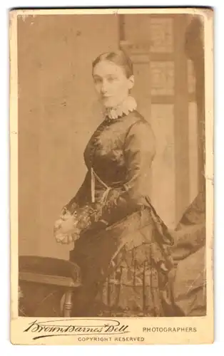 Fotografie Brown Barnes & Bell, London, 222 & 220 Regent St., Portrait charmantes Fräulein im prachtvollen Kleid