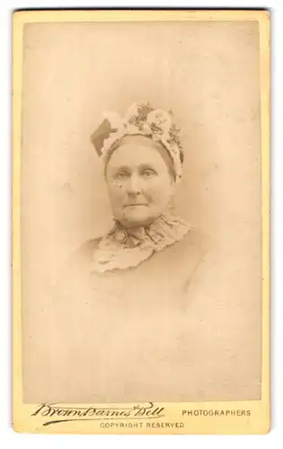 Fotografie Brown Barnes & Bell, London, 222 & 220 Regent St., Portrait betagte Dame mit Rüschenkopfschmuck
