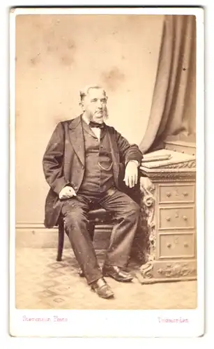 Fotografie W. Stevenson, Todmorden, Portrait stattlicher Herr im eleganten Anzug