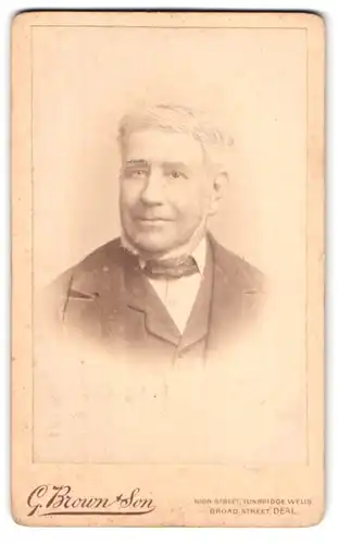 Fotografie G. Brown & Son, Tunbridge Wells, High Street, Portrait stattlicher Herr mit grauem Bart und Haar