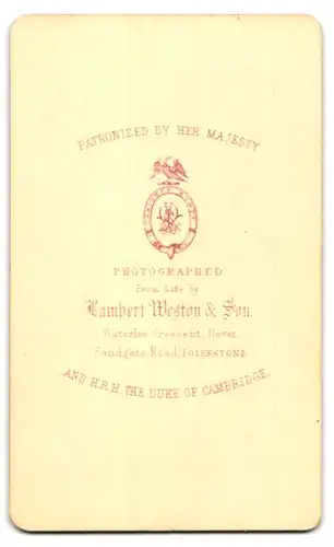 Fotografie Lambert Weston & Son, Dover, 18 Waterloo Crescent, Portrait süsses Mädchen mit Haarreif im karierten Kleid