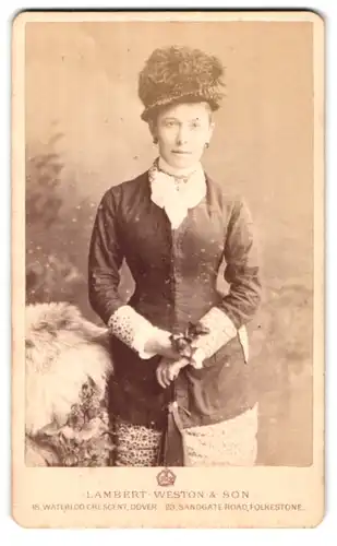 Fotografie Lambert Weston & Son, Dover, 18 Waterloo Crescent, Portrait bildschöne Dame mit Hut im eleganten Kleid