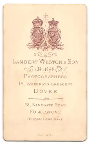 Fotografie Lambert Weston & Son, Dover, 18 Waterloo Crescent, Portrait bildschöne Dame mit Hut im eleganten Kleid