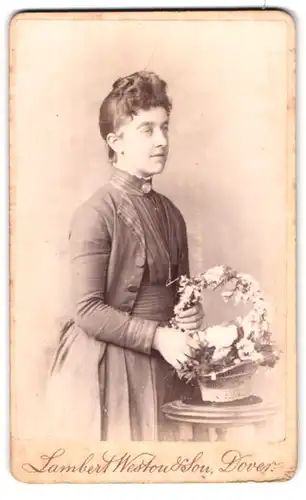 Fotografie Lambert Weston & Son, Dover, 18 Waterloo Crescent, brünettes Fräulein an einem Blumenkörbchen stehend