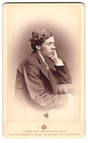 Fotografie Lambert Weston & Son, Dover, 18 Waterloo Crescent, charmanter junger Mann mit lockigem Haar im Jackett