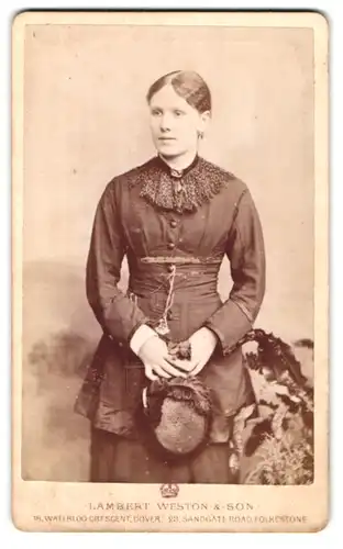 Fotografie Lambert Weston & Son, Dover, 18 Waterloo Crescent, brünettes Fräulein im elegant besticktem Kleid