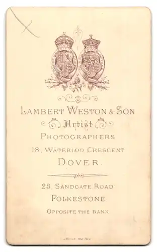 Fotografie Lambert Weston & Son, Dover, 18 Waterloo Crescent, brünettes Fräulein im elegant besticktem Kleid