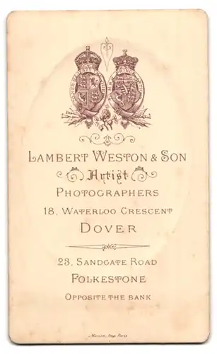 Fotografie Lambert Weston & Son, Dover, 18 Waterloo Crescent, elegant gekleidetes Fräulein mit Dutt